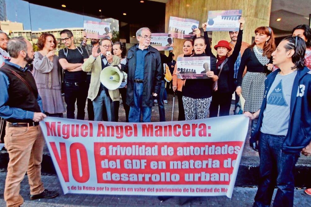 Los vecinos opositores al Corredor Cultural Chapultepec se manifestaron afuera del hotel donde el IEDF realizó la reunión. Ellos no participaron en el ensamble de las comisiones a favor y en contra (FERNANDO RAMÍREZ. EL UNIVERSAL)