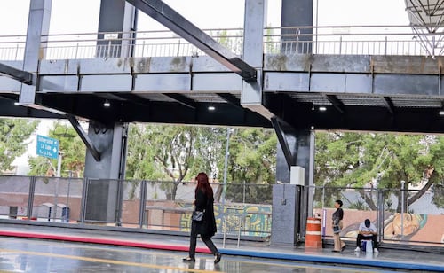 Ponen láminas a pasillo dentro del Metro Chabacano