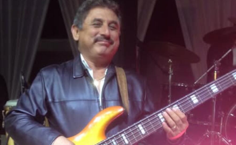 Homero de León, bajista y miembro fundador de Los Invasores de Nuevo León, fue clave en la creación del sonido que definió al grupo en el regional mexicano. Foto: Redes sociales