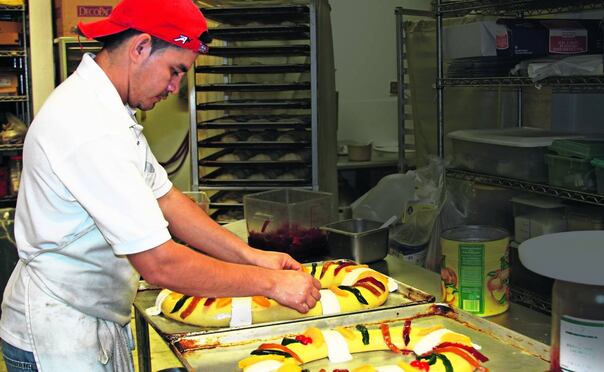 Un salvadoreño prepara una rosca de Reyes, en una panadería en Charlotte, Carolina del Norte. Foto: EFE