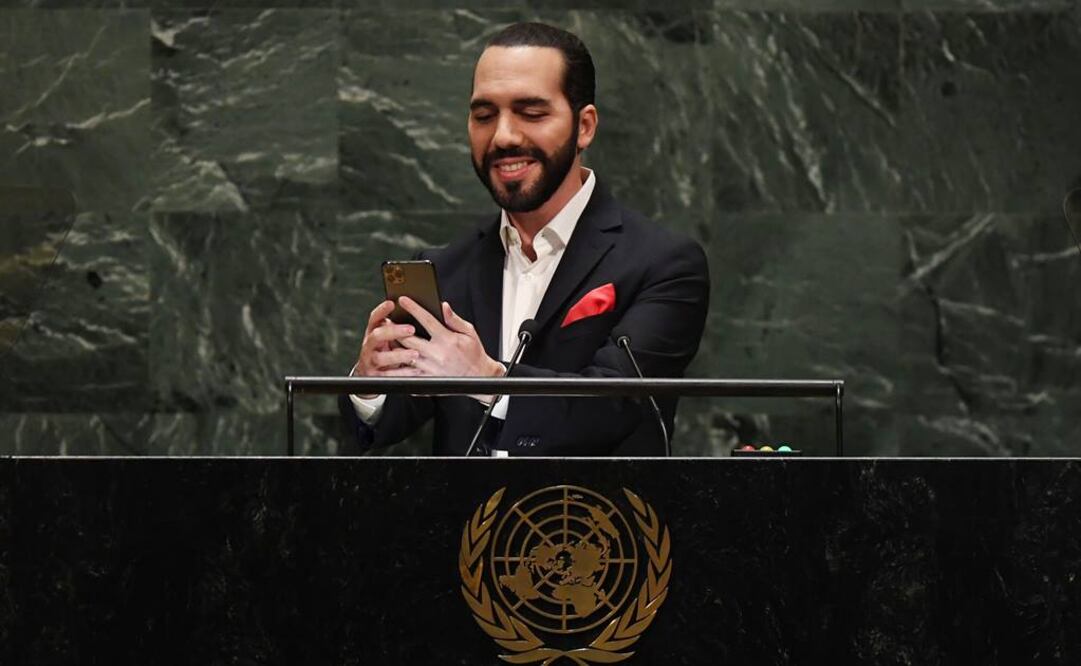 El presidente salvadoreño Nayib Bukele con su teléfono antes de dar su discurso ante la ONU (Foto: AFP)
