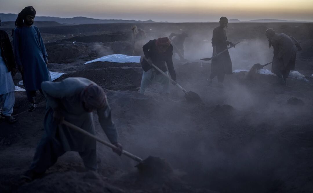 Afganos entierran a cientos de victimas mortales que un sismo, en el exterior de una aldea en el distrito de Zenda Jan, en la provincia de Herat. Foto: AP