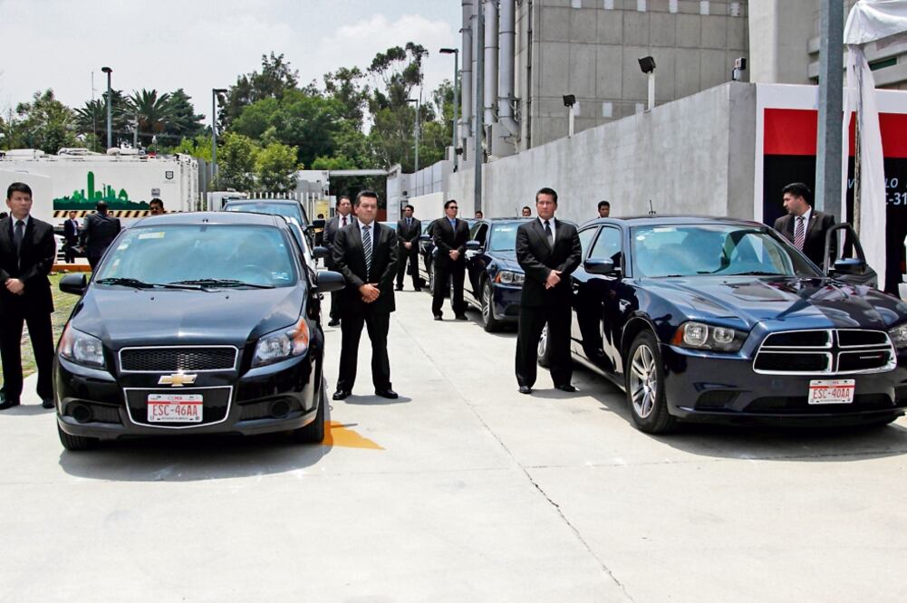 Para poner el ejemplo, Miguel Ángel Mancera se comprometió a realizar en 20 días el trámite correspondiente para los vehículos de la Secretaría de Gobierno, de la Procuraduría, la Secretaría de Seguridad Pública y la jefatura de Gobierno (IRVIN OLIVARES)