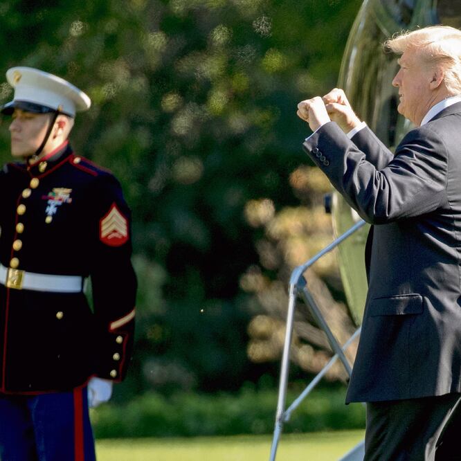 Donald Trump, al salir de la Casa Blanca con rumbo a Ohio. Según el Post, el mandatario está alarmado por las cifras de cruces de migrantes a EU. ANDREW HARNIK. AP