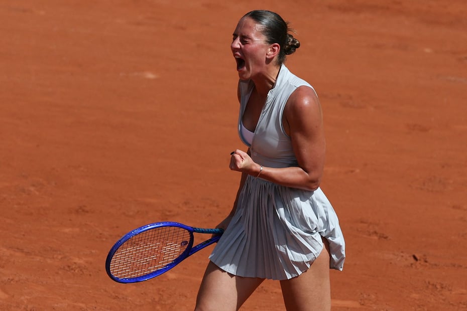 La ucraniana Marta Kostyuk celebra tras vencer a la española Oksana Selekhmeteva en la primera ronda del Abierto de Francia en Roland Garros - Foto: AFP