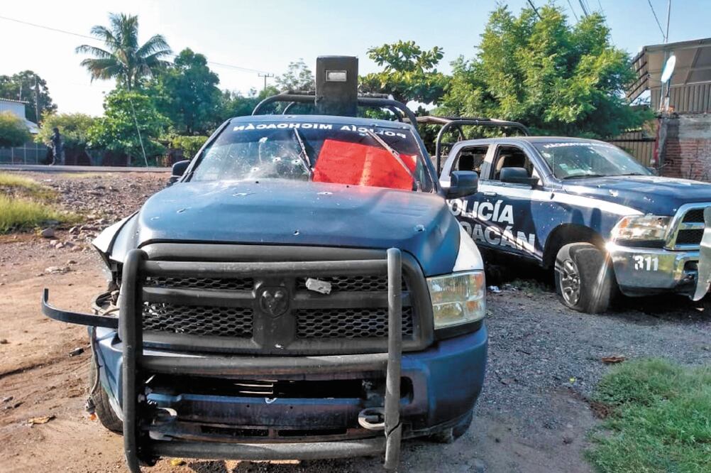 Luego de abrir fuego contra policías, integrantes de un grupo criminal dejaron una cartulina con un mensaje intimidatorio en una de las patrullas. Foto/ESPECIAL