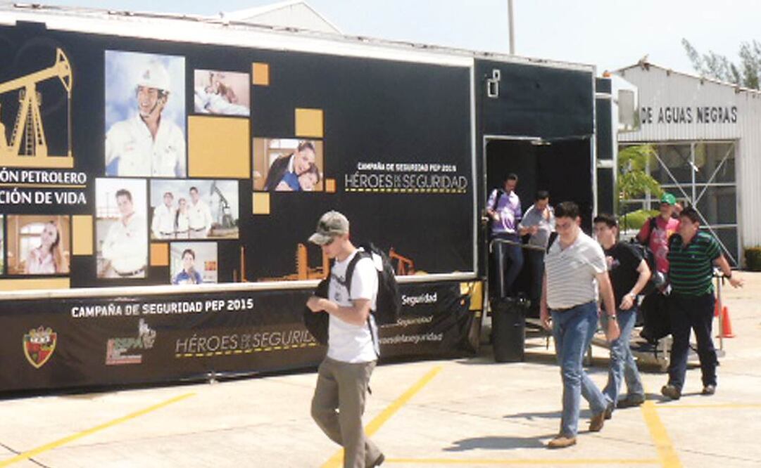 Los traileres adaptados para  proyectar las películas  en su interior, cuentan con una capacidad para atender a 92 trabajadores de la empresa  petrolera. Foto Especial