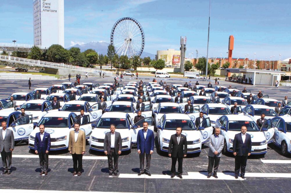 El gobernador Rafael Moreno Valle entregó 50 patrullas nuevas a a la Fiscalía General del Estado, en las que se invirtieron 14.5 millones de pesos (ARCHIVO. EL UNIVERSAL)