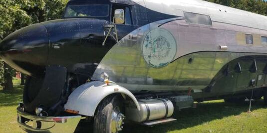 Conoce a Flamingo, el vehículo hecho con las partes de un avión abandonado