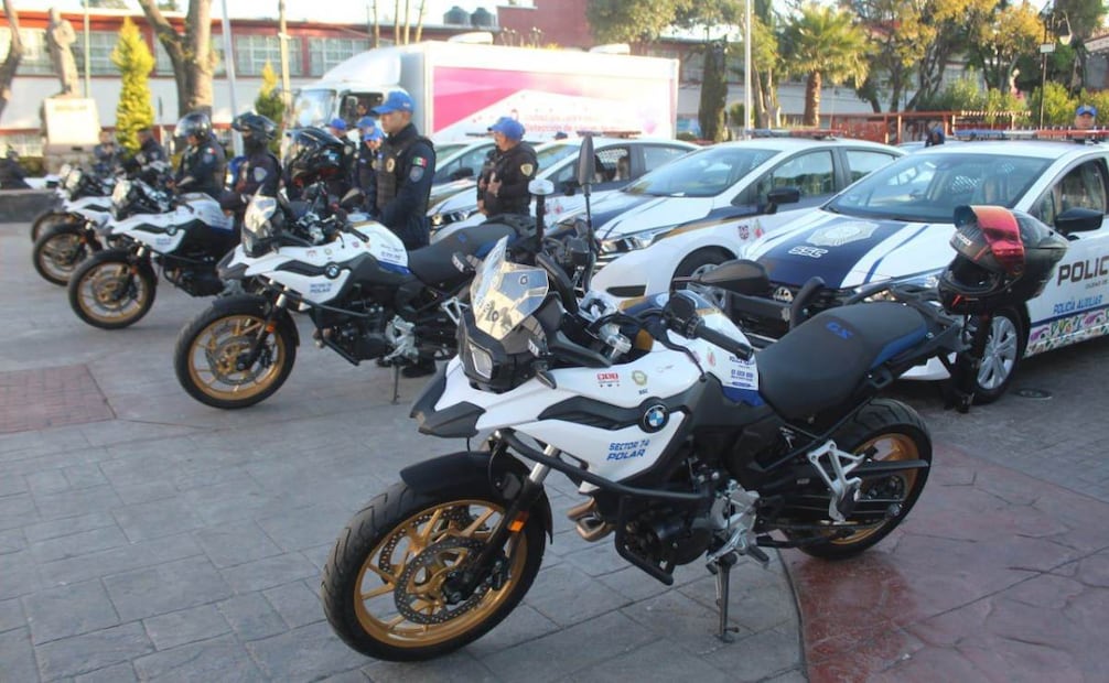 Fernando Mercado entrega 53 unidades nuevas para la Policía; los nuevos vehículos estarán patrullando por calles de Magdalena Contreras.
Foto: Especial.