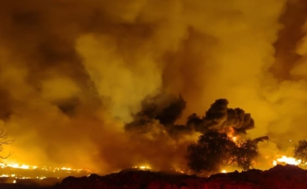 Incendio sin control arrasa durante horas tiradero Escalerillas en Chimalhuacán