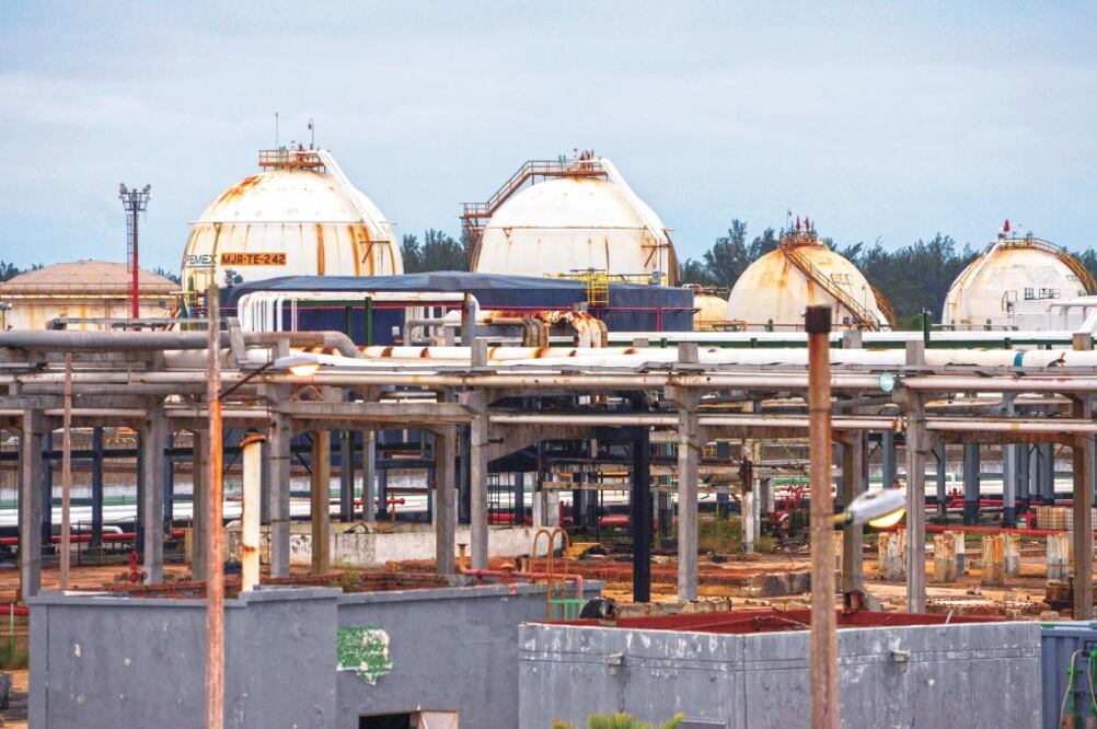 Entre las medidas que se aplicarán a Pemex está el de invertir hasta 2021 y reducirle su carga fiscal, aseguró el titular del Poder Ejecutivo. Foto/ARCHIVO EL UNIVERSAL