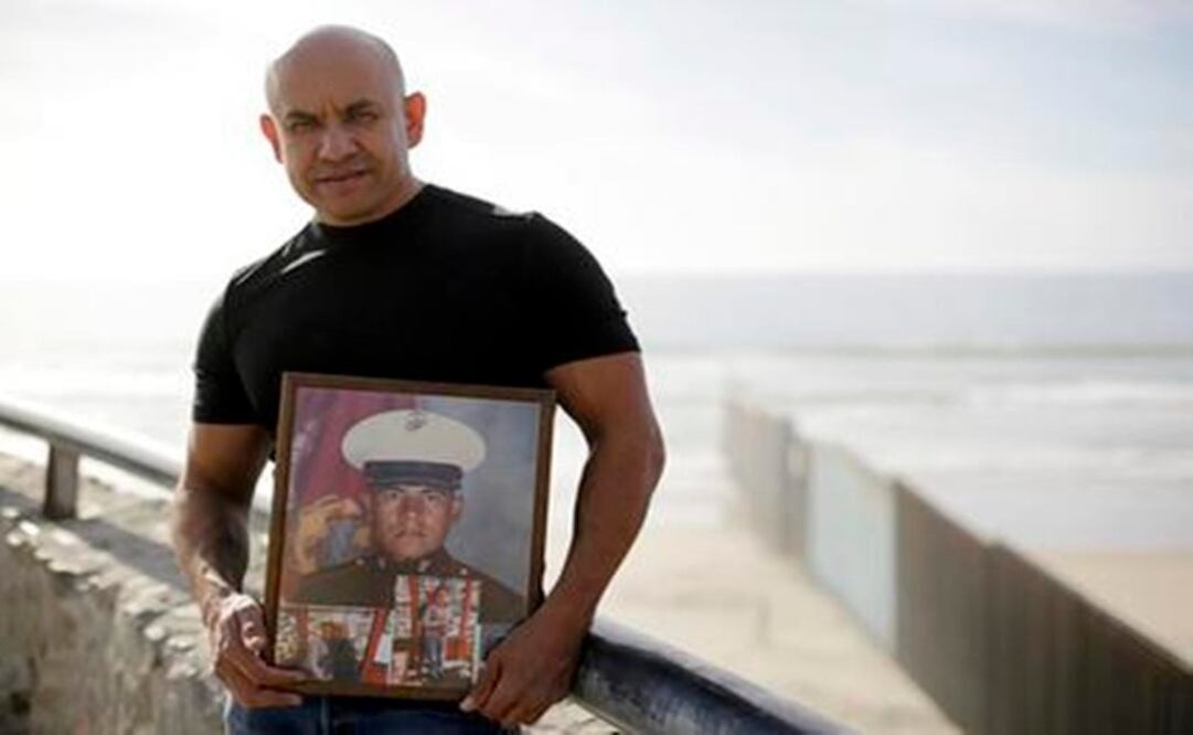U.S. Marine Corps veteran Antonio Romo next to the U.S. border wall on the beach in Tijuana, Mexico – Photo:  Gregory Bull /AP