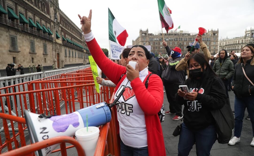 Aproximadamente cien trabajadores del Poder Judicial se manifestaron afuera de Palacio Nacional. Foto: Carlos Mejía/EL UNIVERSAL