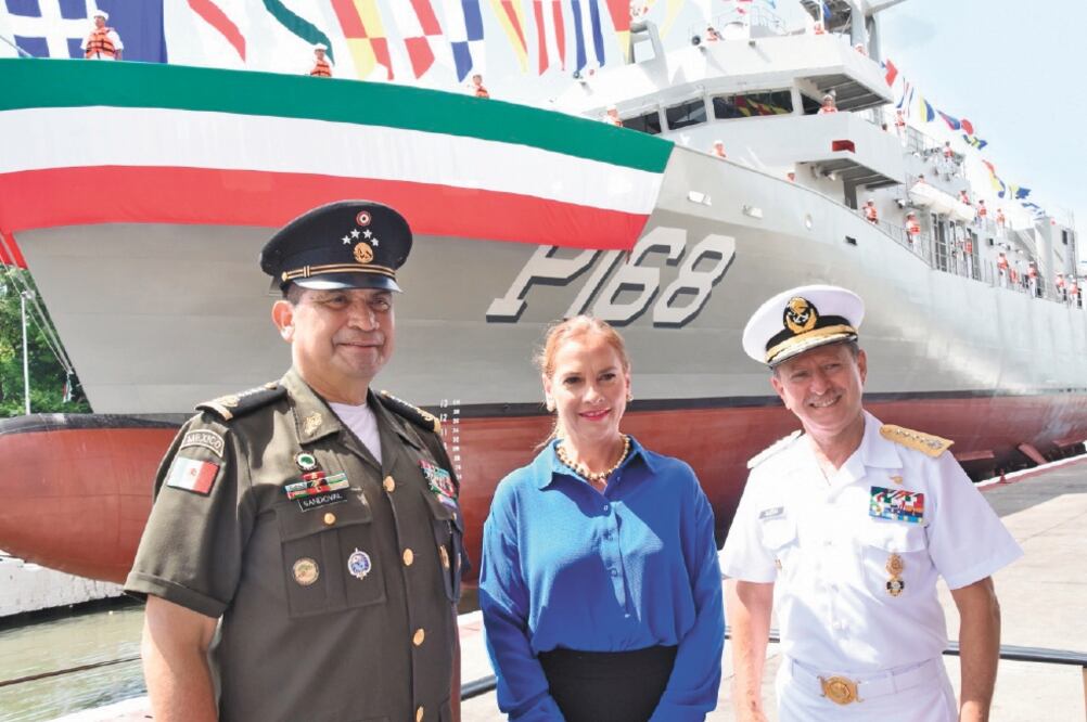 El titular de la Semar, José Rafael Ojeda Durán (der.), explicó que el buque —que amadrinó Beatriz Gutiérrez Müller (centro)— hará patrullajes de disuasión, intercepción y vigilancia. Foto: CORTESÍA