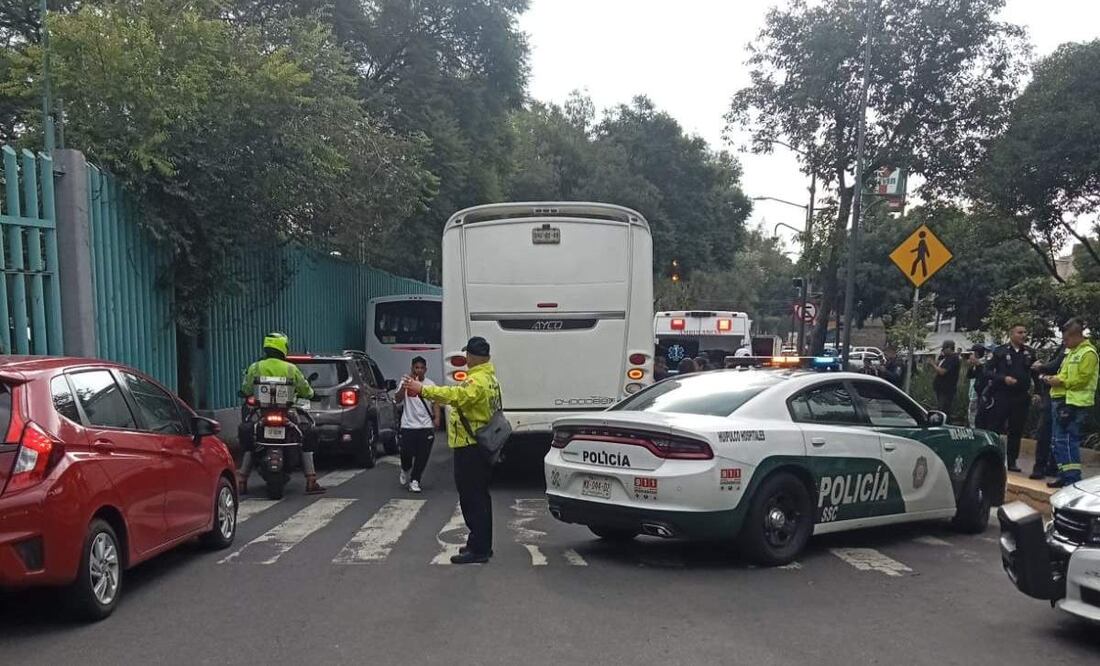 Autoridades atienden reporte sobre una mujer que murió atropellada por una unidad del transporte público en la alcaldía Tlalpan (23/07/2025). Foto: Especial