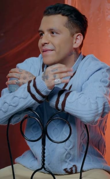 Christian Nodal se esconde los tatuajes. Foto: Revista "GQ México"