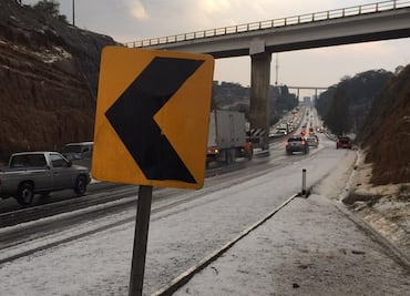 Ejidatarios protestan en autopista Chamapa-La Venta; exigen pago de hectáreas