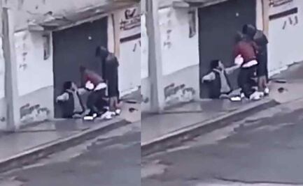 ¡Hasta los tenis y la ropa les robaron! Captan asalto en calles de Ecatepec: VIDEO