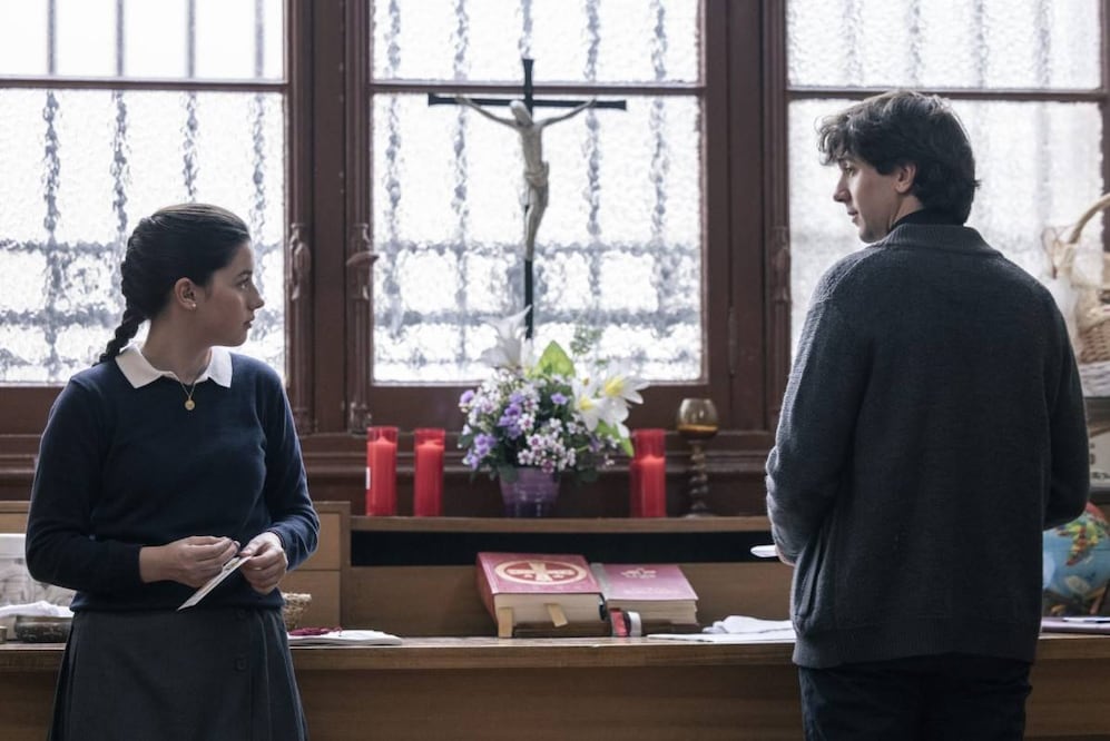 Blanca Soroa, como Ainara, comparte escena con Víctor Sainz, quien interpreta al joven sacerdote Txema en Los domingos. Crédito: Especial