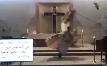 Captan momento de explosión en Beirut mientras sacerdote oficiaba misa