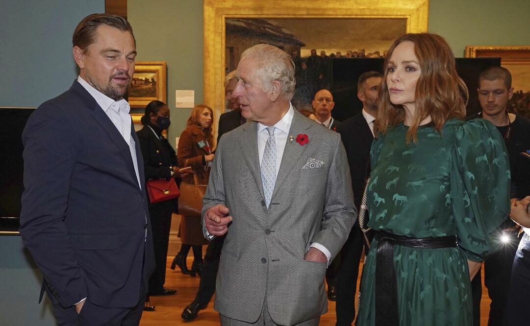 El actor Leonardo DiCaprio con el príncipe Carlos y Stella McCartney. Foto: AP