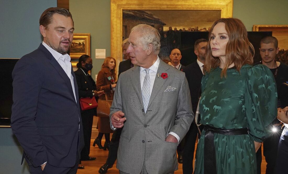 El actor Leonardo DiCaprio con el príncipe Carlos y Stella McCartney. Foto: AP