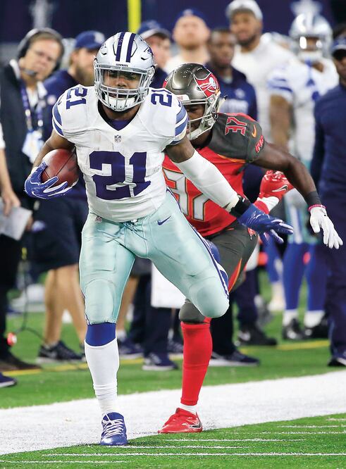 El novato Ezekiel Elliott (21) volvió a responder para los Cowboys (RON JENKINS. AP)