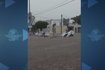 Inundaciones en Sinaloa arrastran automóvil