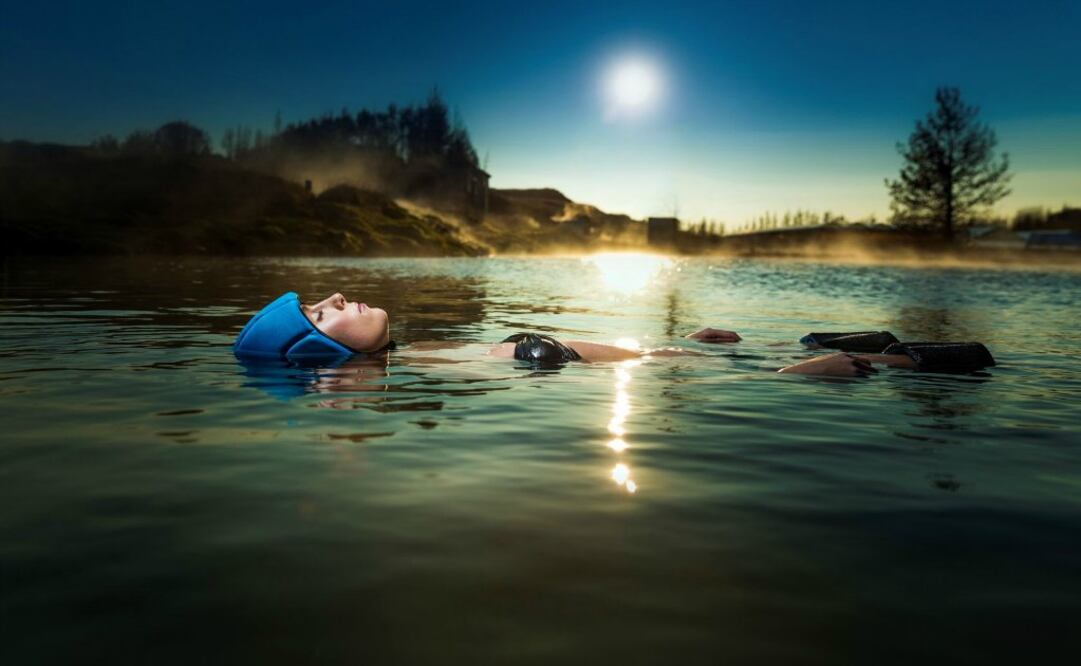 El equipo consiste en un casco y unas tobilleras de espuma que les permiten flotar en el agua a 40°C. (Foto: Floating Tours)