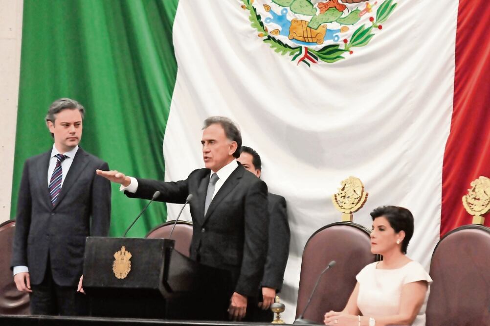 Cobijado por líderes panistas y perredistas, el gobernador de Veracruz, Mig uel Ángel Yunes, tomó protesta y terminó con 86 años de gobierno priísta (MIGUEL CARMONA. EL UNIVERSAL)