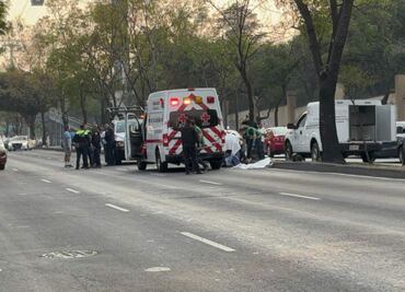 Motociclista muere tras chocar contra tráiler en alcaldía Miguel Hidalgo; conductor del vehículo pesado huyó