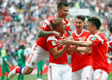 Rusia golea a Arabia Saudita en la inauguración del Mundial