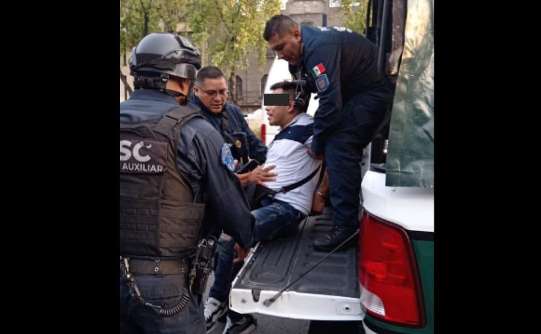 Después del intento de robo a un ciudadano que retiró dinero de una casa de cambio en el AICM, la SSC
detuvo a 2 hombres por estos hechos uno de ellos portaba un arma de fuego. Foto: Especial