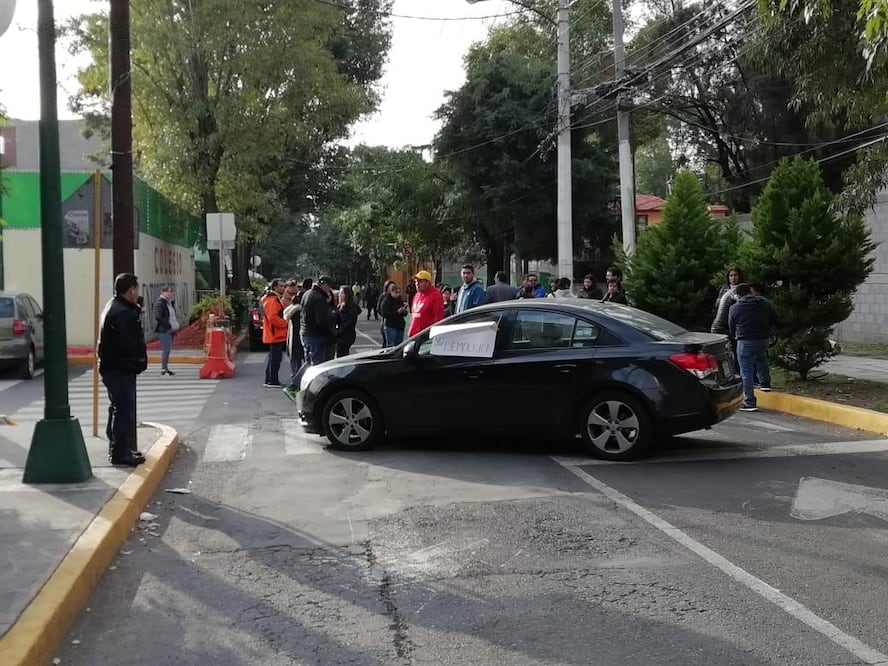 Padres protestan afuera del Colegio Rébsamen. Foto: Andrea Ahedo / EL UNIVERSAL