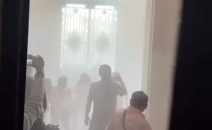 Irrumpen integrantes de Asamblea de Barrios en Congreso CDMX; tras algunos minutos reanudan sesión 