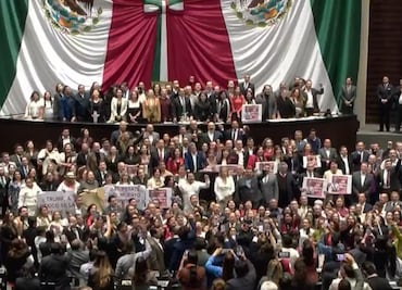 Diputados cantan Himno Nacional en respuesta a imposición de aranceles; “que sepa el mundo, México está unido entorno a su Presidenta”