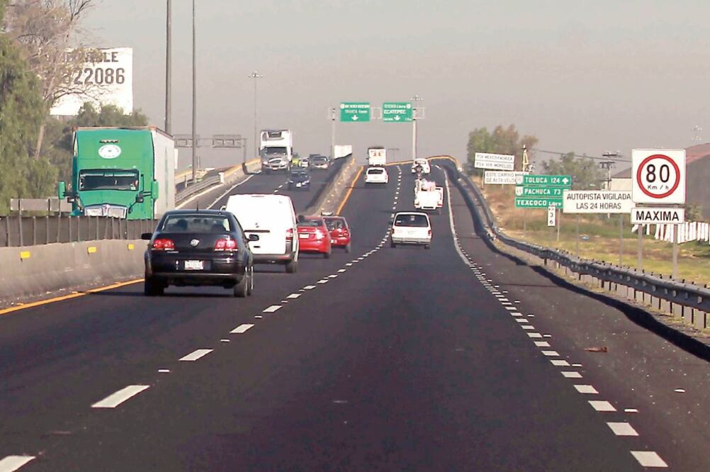 La vía estatal atraviesa 20 municipios a lo largo de sus 115 kilómetros y hay anuncios en los que se advierte a los conductores que transitan por una zona donde hay presencia de neblina y sobre los límites de velocidad (FERNANDO RAMÍREZ. EL UNIVERSAL)