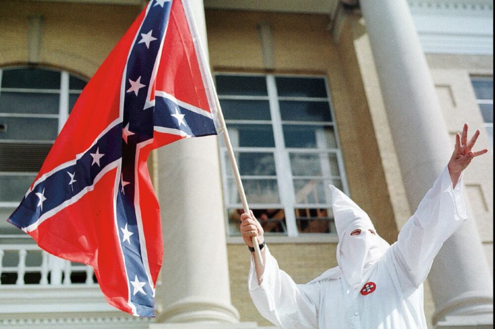 En esta foto uno de sus integrantes ondea la bandera confederada. (Archivo AP)