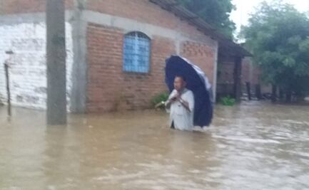 Lluvias dejan inundaciones en 6 colonias de la Costa de Oaxaca