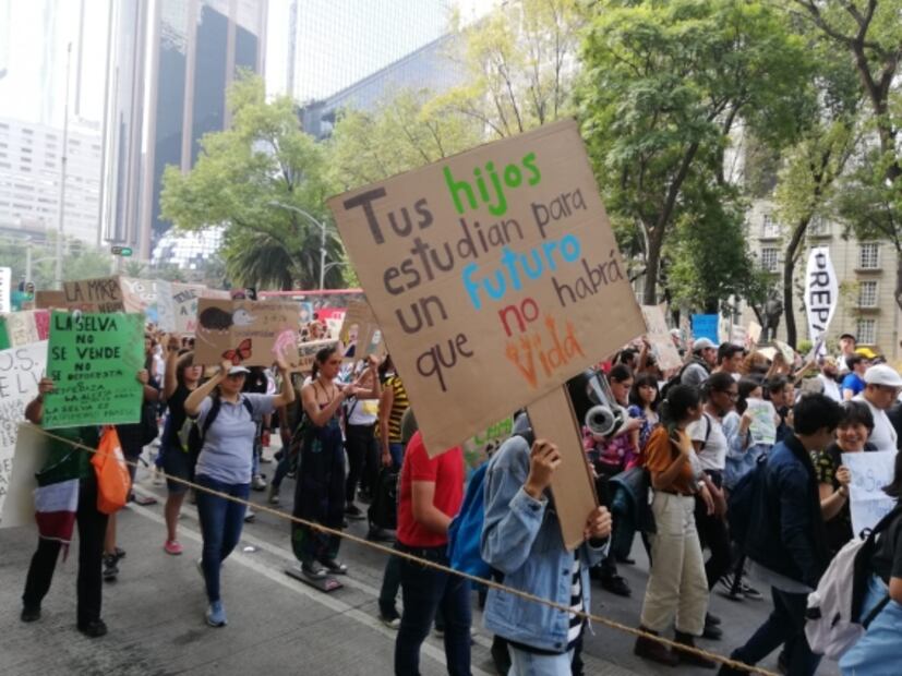 Con marcha, jóvenes y niños piden a AMLO que declare una "emergencia climática"