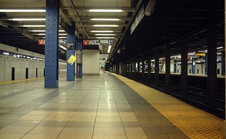 Policía abate a hombre que apuñaló a varias personas en el metro de Nueva York; el agresor llevaba un machete