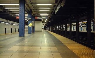 Policía abate a hombre que apuñaló a varias personas en el metro de Nueva York; el agresor llevaba un machete