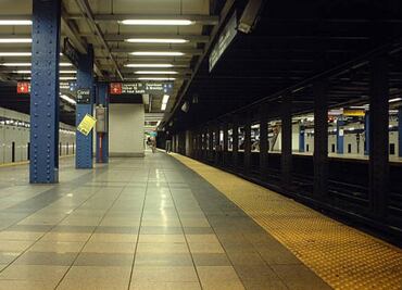 Policía revela identidad de mujer quemada en metro de Nueva York; tenía 57 años