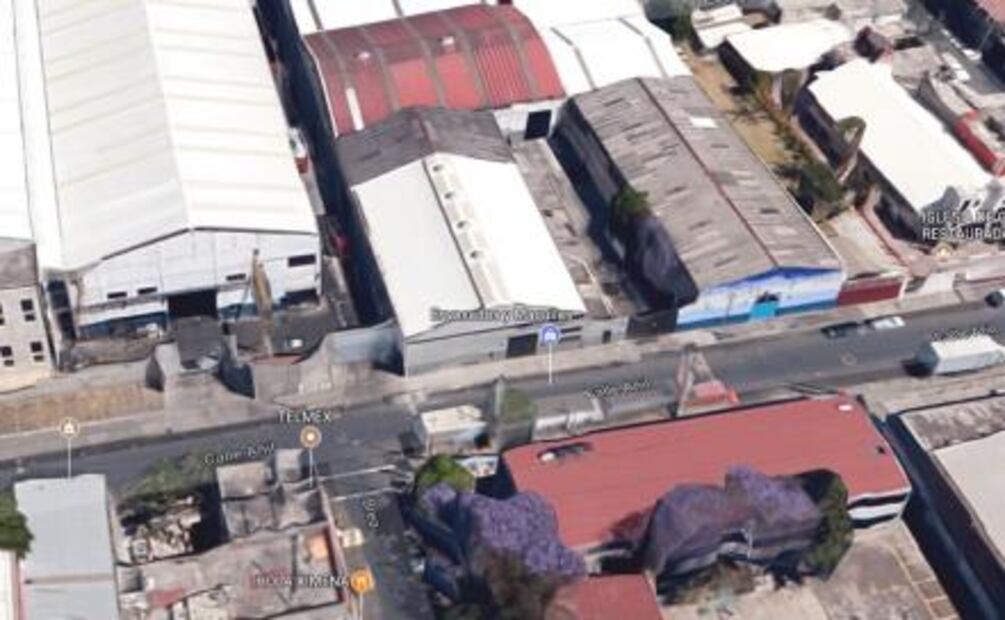 Temen que incendio en fábrica de vinos de Iztacalco se expanda a maquila de ropa