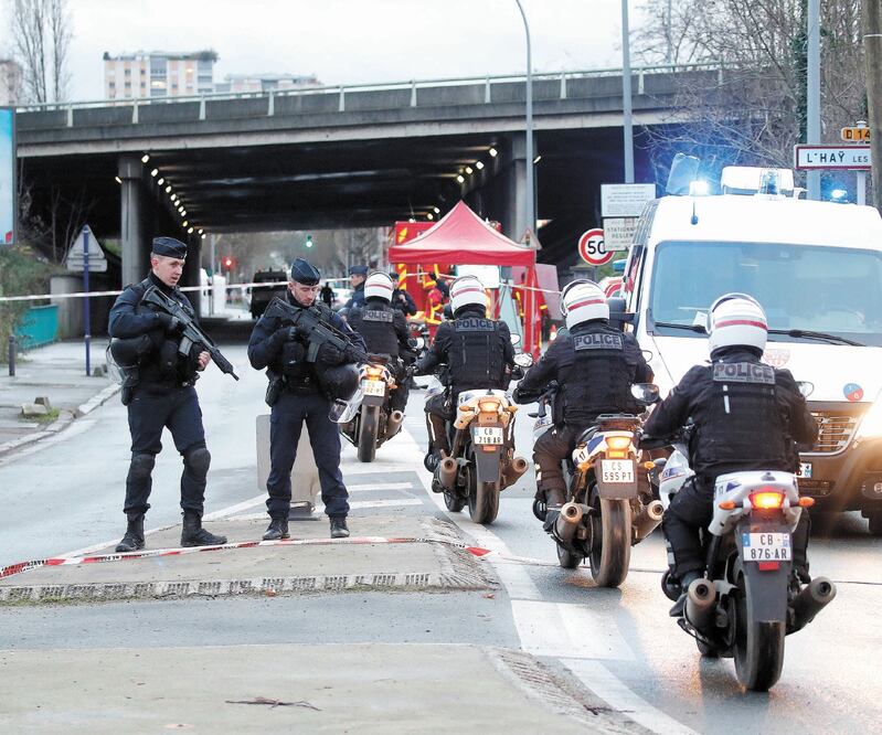 La policía francesa aseguró un área en Villejuif cerca de París, después de que abatió a tiros a un hombre que intentó apuñalar a varias personas. Foto/CHARLES PLATIAU. REUTERS