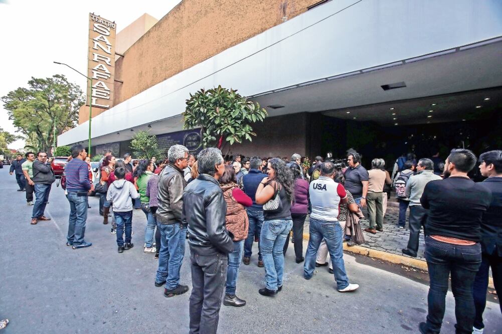 El Instituto de Verificación Administrativa del DF dio por clausurado el teatro aunque permitió las funciones. (FOTO: ERIKA MONROY. EL UNIVERSAL)