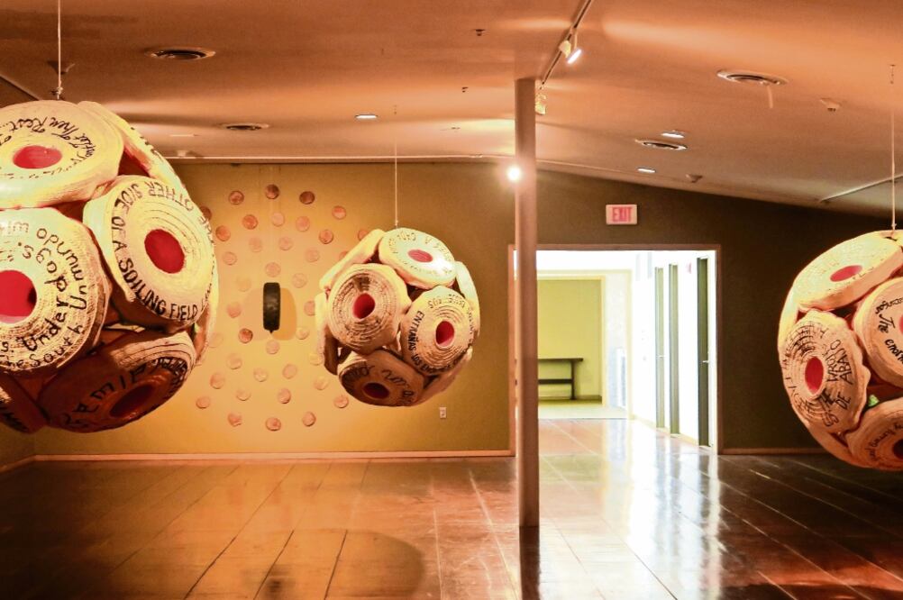 La exposición que se presenta en el Instituto de México en San Antonio, Texas, aborda las actividades de migrantes que trabajan como cocineros y meseros. (FOTOS CORTESÍA DE BETSABEÉ ROMERO)