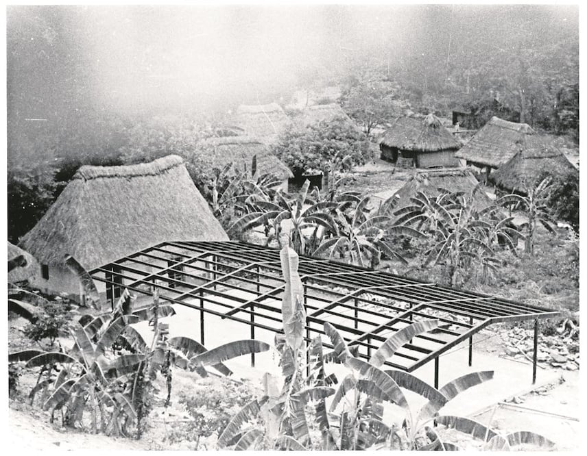 Construcción de una de las aulas rurales que diseñó para Capfce el arquitecto Pedro Ramírez Vázquez; paquetes de varillas eran enviados a las comunidades, que concluían la obra. Fotos/ CORTESÍA JAVIER RAMÍREZ CAMPUZANO Y GERMÁN ESPINOSA. EL UNIVERSAL