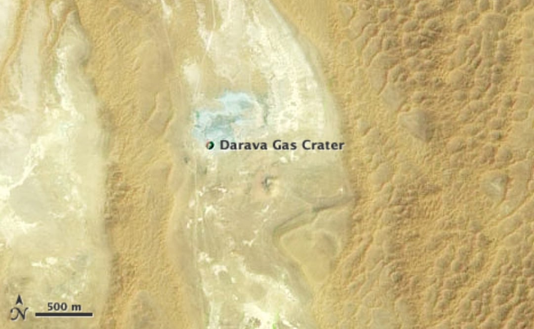 Imagen de la NASA donde se muestra cómo se ve el cráter Darvaza desde el espacio. Foto: earthobservatory.nasa.gov